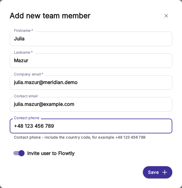 Het formulier voor een nieuw teamlid met voornaam, achternaam, zakelijk e-mailadres, contact-e-mailadres en contacttelefoon, en een ingeschakelde schakelaar om de gebruiker voor Flowtly uit te nodigen.