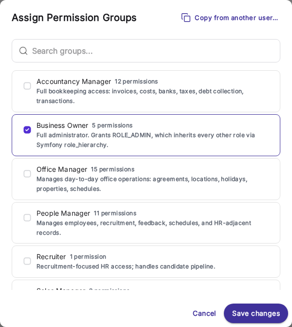Het dialoogvenster om rechtengroepen toe te wijzen, met Accountancy Manager, Business Owner, Office Manager, People Manager en Recruiter, elk met het aantal rechten en een beschrijving.