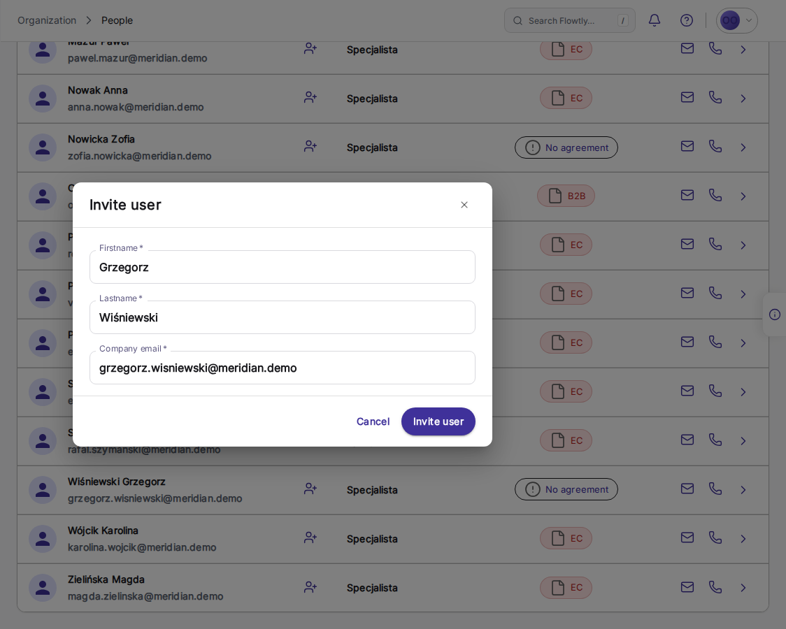 Lijst Team members met de dialoog Invite user open, met voornaam, achternaam en zakelijk e-mailadres